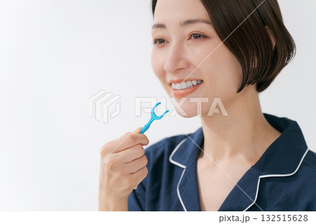 デンタルフロスを使う女性 132515628