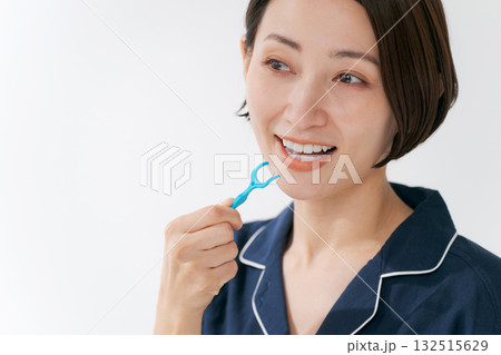デンタルフロスを使う女性 132515629