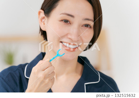 デンタルフロスを使う女性 デンタルフロスを使う女性 132515632