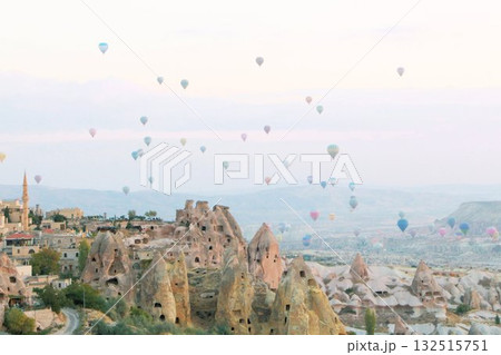 トルコの観光名所ウチヒサールの上空を飛ぶ沢山の気球が神秘的な風景 132515751