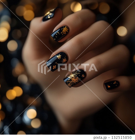 黒のネイルをした女性の手 132515850