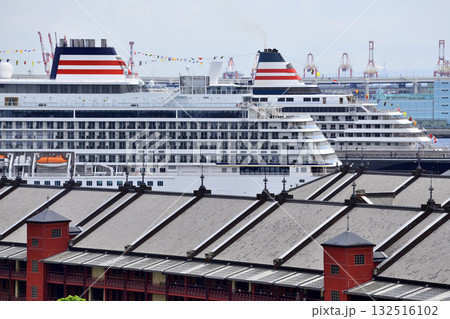 赤レンガ倉庫の向こうに見える大桟橋に停泊する二隻の豪華客船 132516102