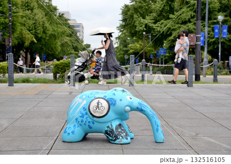 横浜象の鼻スクエア入口にある青い象の車止め 132516105