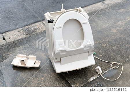 廃棄される　便座機能部分 132516131