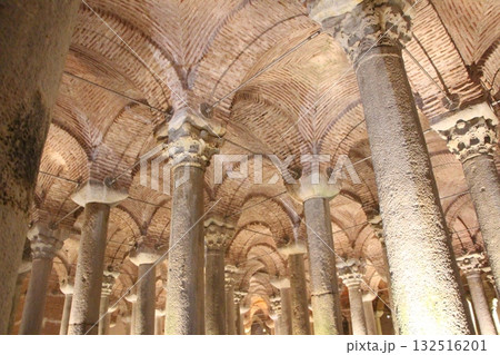 世界遺産イスタンブールの地下宮殿、イェレバタン・サルヌチュ巨大貯水池 132516201