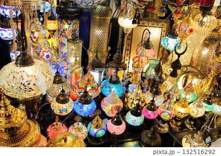 モザイクガラスが美しいイスタンブールの市場グランバザールのトルコランプ モザイクガラスが美しいイスタンブールの市場グランバザールのトルコランプ 132516292