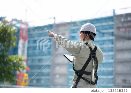 現場で働く若手(LEDヘッドライト無しパターン) 132516331