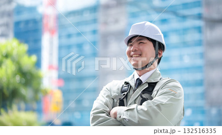 現場で働く若手(ネクタイ有りLEDヘッドライト無しパターン) 現場で働く若手(ネクタイ有りLEDヘッドライト無しパターン) 132516335