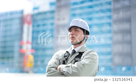 現場で働く若手(ネクタイ有りLEDヘッドライト無しパターン) 132516341