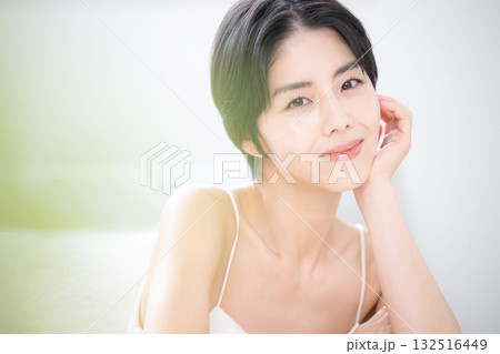 光が美しい若いショートカットの女性の美容やビューティー、素肌感のあるエステイメージのカメラ目線 光が美しい若いショートカットの女性の美容やビューティー、素肌感のあるエステイメージのカメラ目線 132516449