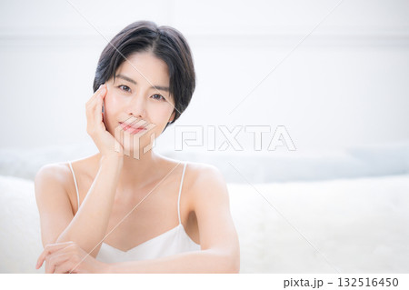 光が美しい若いショートカットの女性の美容やビューティー、素肌感のあるエステイメージのカメラ目線 光が美しい若いショートカットの女性の美容やビューティー、素肌感のあるエステイメージのカメラ目線 132516450