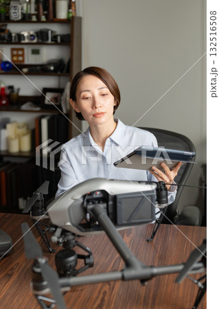 ドローンをメンテナンスする女性 ドローンをメンテナンスする女性 132516508