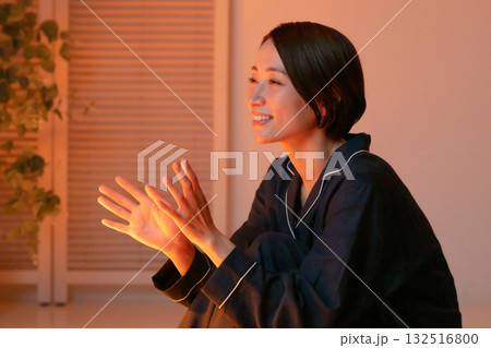 部屋でリラックスする女性 132516800