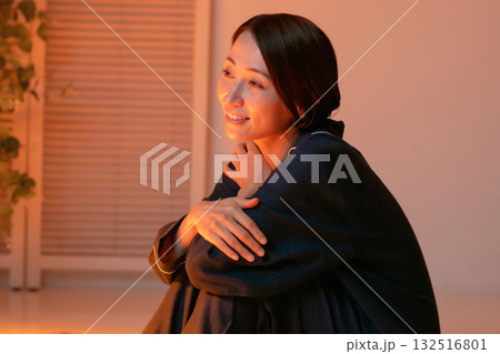 部屋でリラックスする女性 132516801