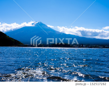 秋晴れの青空にそびえる富士山と富士河口湖の絶景　10月の澄み渡る風景 132517282