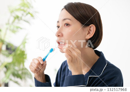 歯みがきをする女性 132517968
