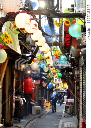 新宿思い出横丁風景 132518145