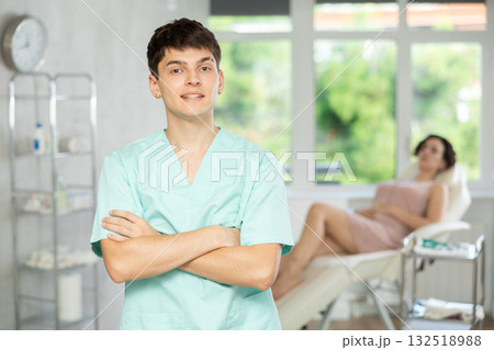 Doctor beautician invites you to visit beauty clinic Doctor beautician invites you to visit beauty clinic 132518988