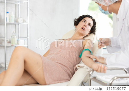 Intravenously injection female patient 132519077