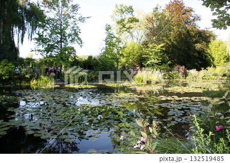 モネの池　モネの庭　モネの家　フランス　パリ郊外　ジヴェルニー　ジベルニー 132519485