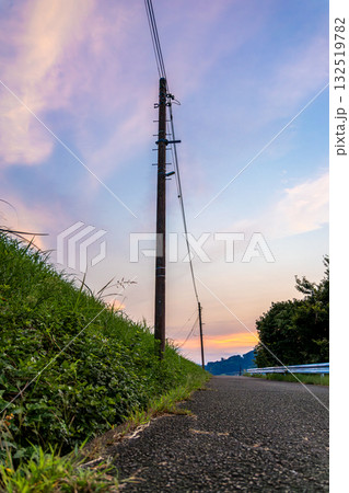 電柱のある夕方の風景 電柱のある夕方の風景 132519782