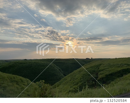 夕日に照らされる草原 夕日に照らされる草原 132520584
