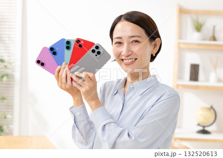 スマートフォンを持つ女性 スマートフォンを持つ女性 132520613