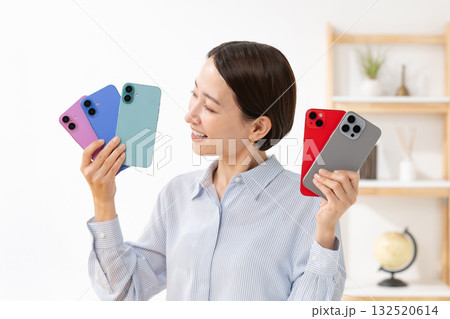 スマートフォンを持つ女性 132520614