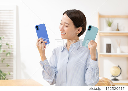 スマートフォンを持つ女性 132520615