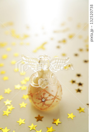 クリスマスイメージ・輝く天使とゴールドスター クリスマスイメージ・輝く天使とゴールドスター 132520738