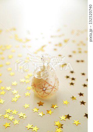クリスマスイメージ・輝く天使とゴールドスター 132520740