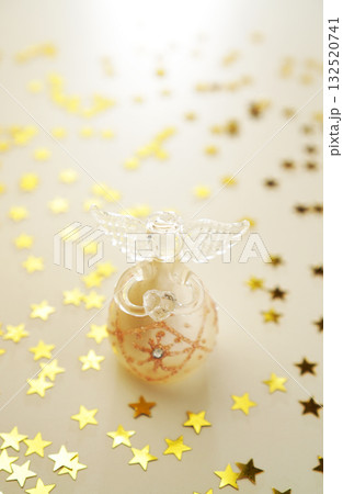 クリスマスイメージ・輝く天使とゴールドスター 132520741