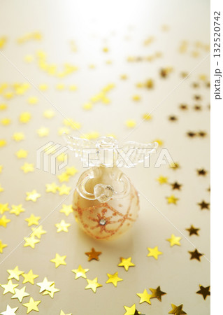 クリスマスイメージ・輝く天使とゴールドスター 132520742