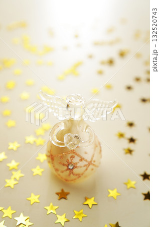 クリスマスイメージ・輝く天使とゴールドスター 132520743