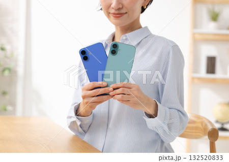 スマホを持つ女性 132520833