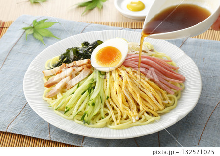 冷やし中華 タレをかけているイメージ 冷やし中華 タレをかけているイメージ 132521025