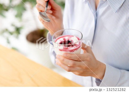 ヨーグルトを食べる女性 ヨーグルトを食べる女性 132521282