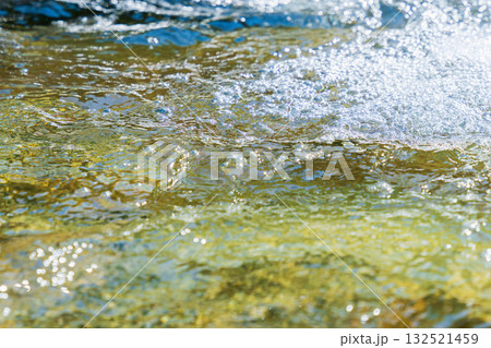 初夏の水辺 清流の流れ水面のアップ137 初夏の水辺 清流の流れ水面のアップ137 132521459