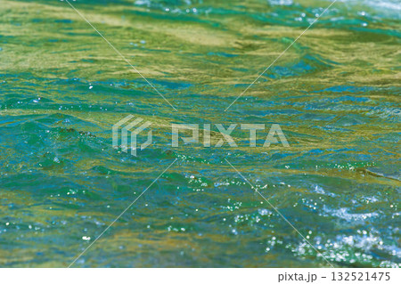 初夏の水辺　清流の流れ水面のアップ166 132521475