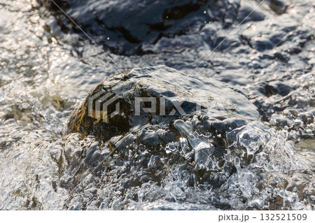 初夏の水辺　川の泡立つ水流04 132521509