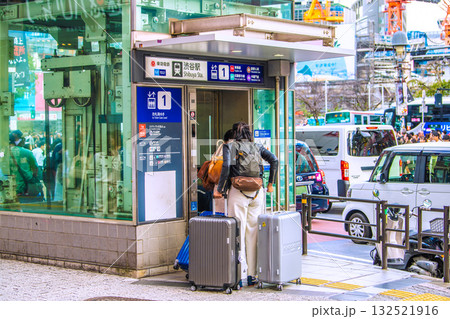 日本の東京都市景観 インバウンド続く…エレベーターに乗るスーツケースを持った外国人観光客たち=27日 日本の東京都市景観 インバウンド続く…エレベーターに乗るスーツケースを持った外国人観光客たち=27日 132521916