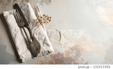 リネンのナプキンの上に置かれたアンティークなフォークとナイフ リネンのナプキンの上に置かれたアンティークなフォークとナイフ 132521950