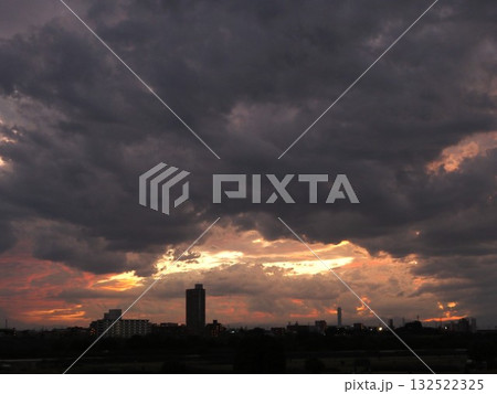 雲の隙間から見える夕焼け空 132522325