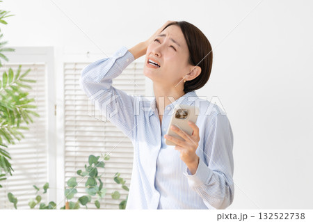 スマホを持って驚く女性 スマホを持って驚く女性 132522738