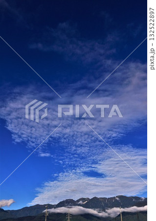 中央アルプスの雲海と上空のいわし雲 132522897