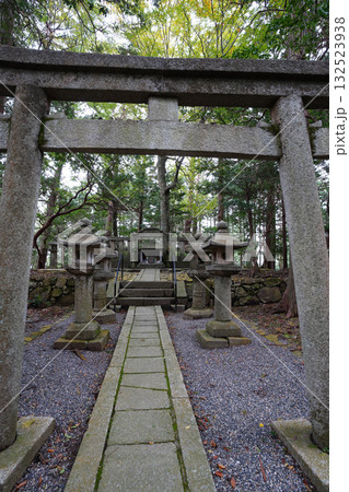 比叡山延暦寺の境内の神社 132523938