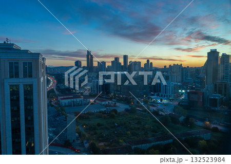 イスタンブール金融街の夜明け 132523984