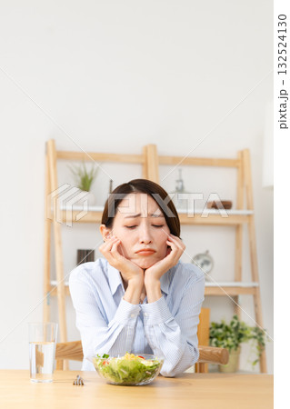 サラダを食べる女性 サラダを食べる女性 132524130