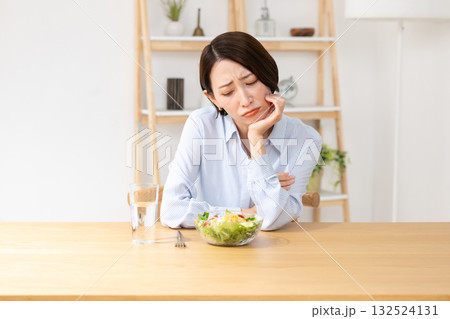 サラダを食べる女性 132524131