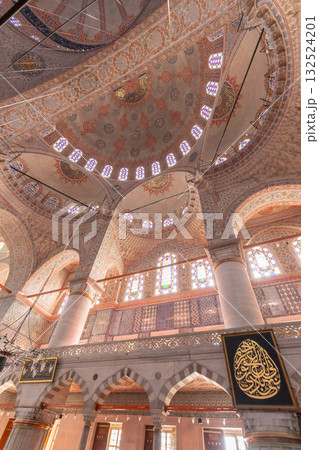 イスタンブール　ブルーモスクの天井の装飾　 132524201